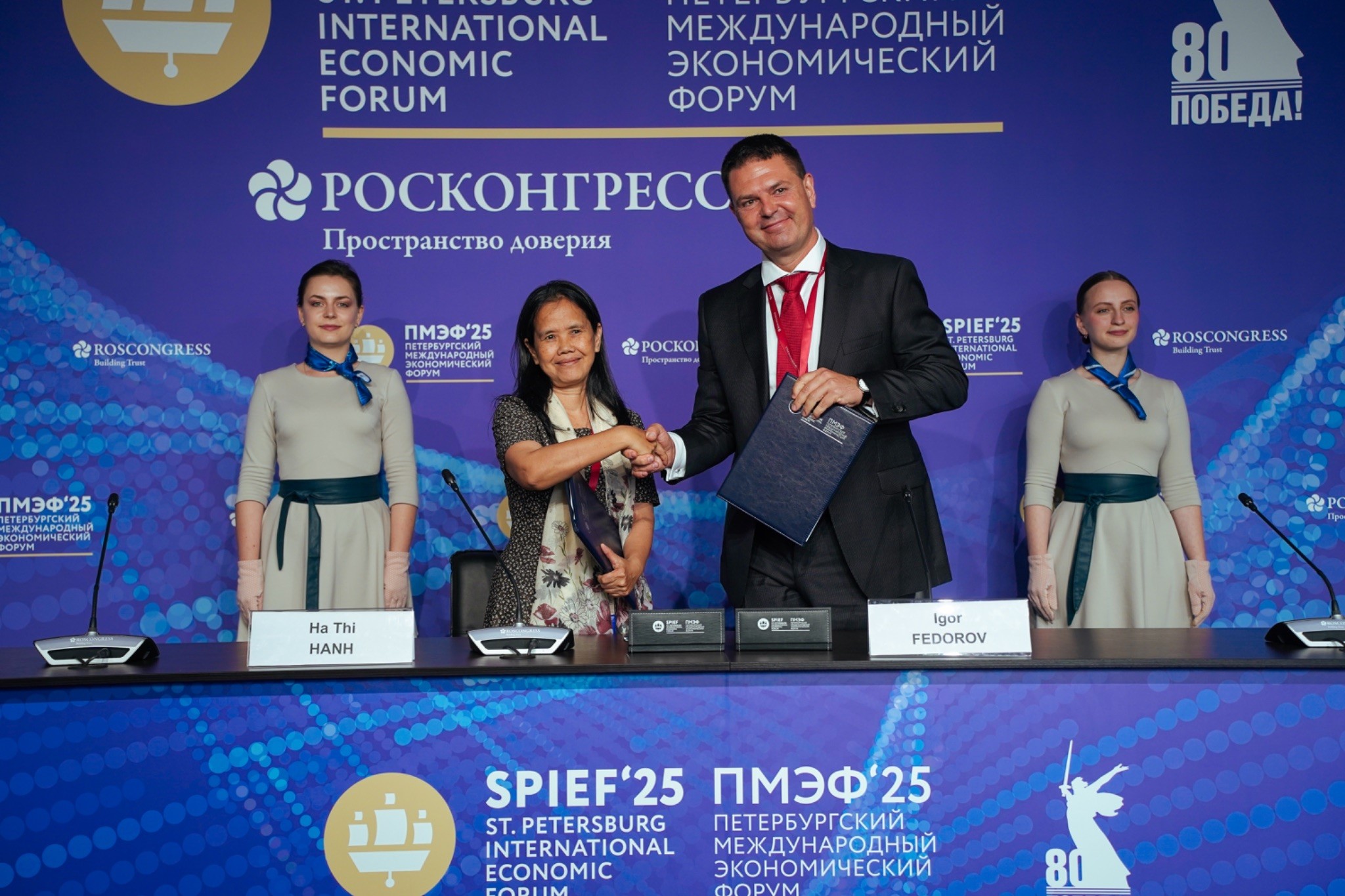 Игорь Федоров и Ха Тхи Хань на пресс-конференции «Новая архитектура глобальной устойчивости»